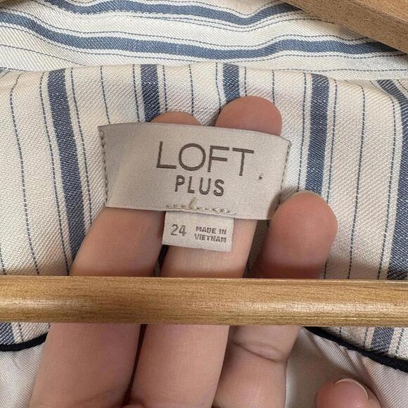 LOFT Plus Linen Blend Blue and White Vertical Nautical Striped Blazer Size: 24 - Picture 6 of 7